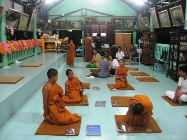 жить в буддистском храме