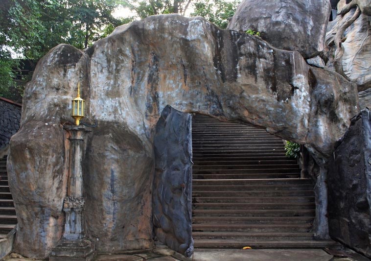 золотой храм дамбулы вход к пещерам