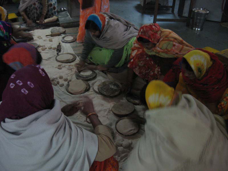 6 индийские женщины на кухне