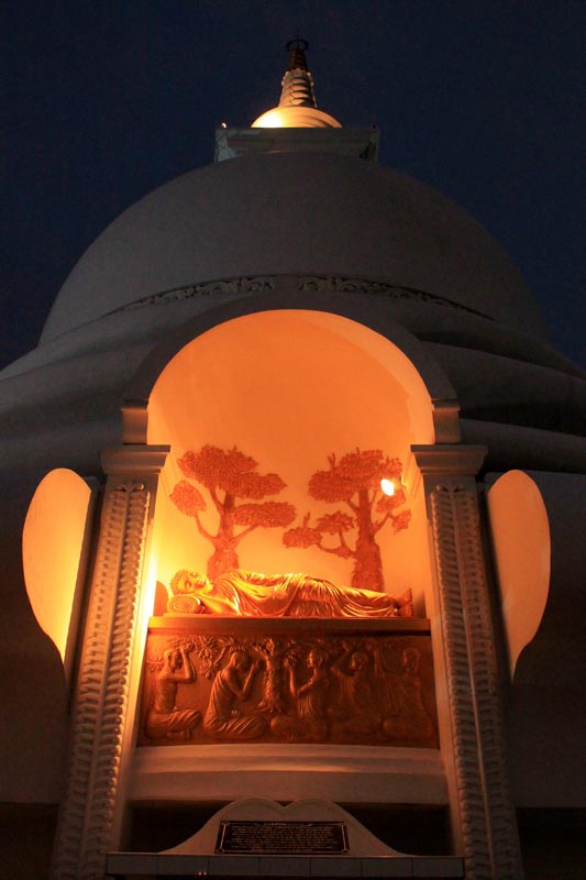 пагода ночью