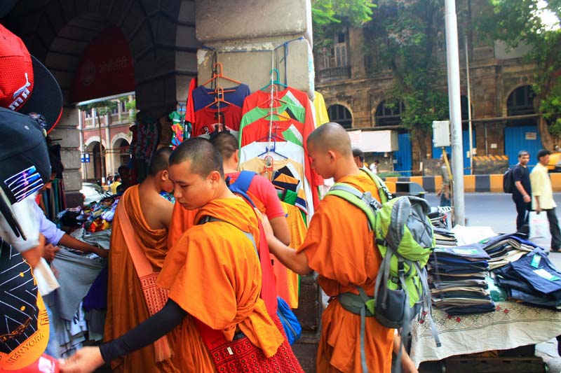 монахи-на-рынке