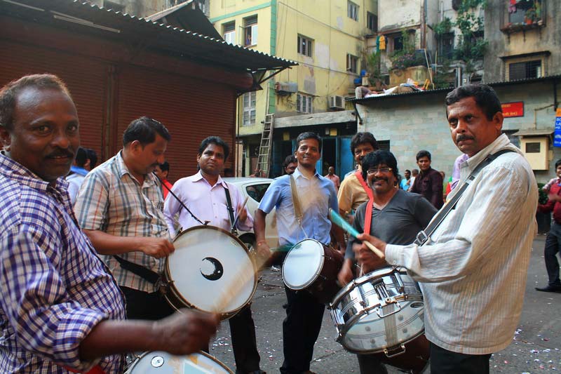 мумбаи-уличные-музыканты-фото-свадьба
