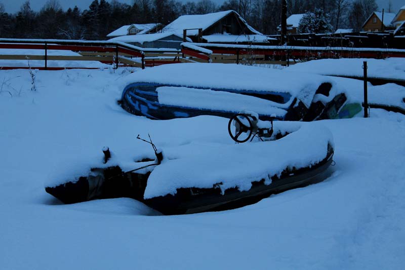 31-ладога-зимняя-катер-в-снегу-фото
