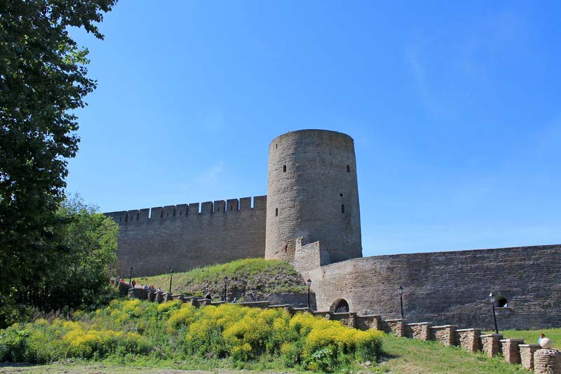 14-крепостная-стена-с-башней-фото
