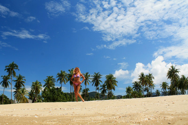девушка-пляж-пальмы