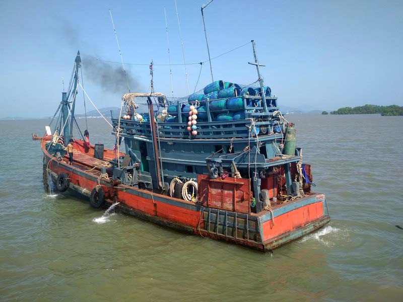 тайский-рыболовный-корабль