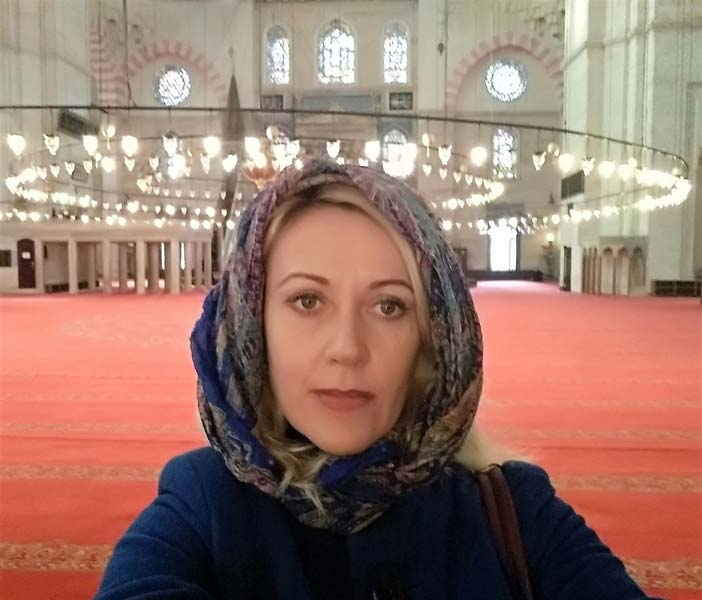 женщина в мечети