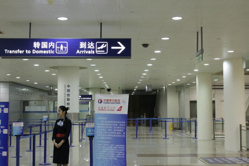 Пересадка в аэропорту шанхая. Аэропорт Пудун в Шанхае безвизовый Транзит. Аэропорт Шанхая транзитная зона. Регистрация в аэропорту Шанхая. Бизнес зал в аэропорту Шанхая Пудун.